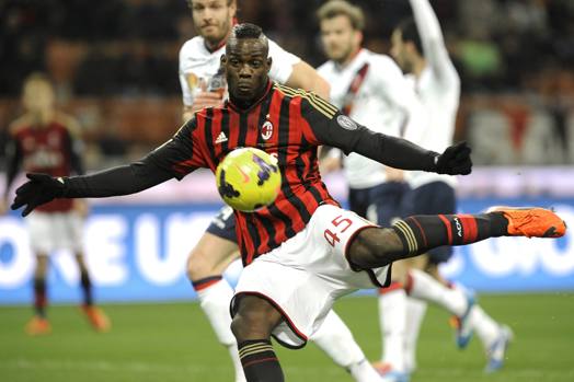 Balotelli prova la girata in area: colpirà male il pallone. Action Images